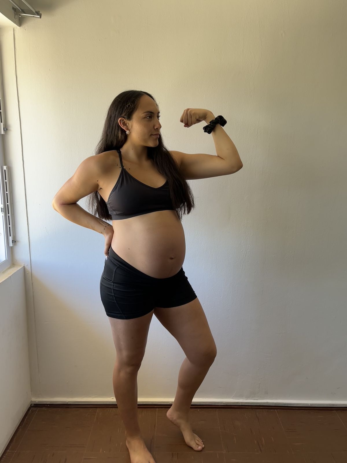 Embarazada entrenando — fuerte y activa